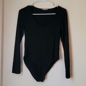 Longsleeved black vneck neck bodysuit